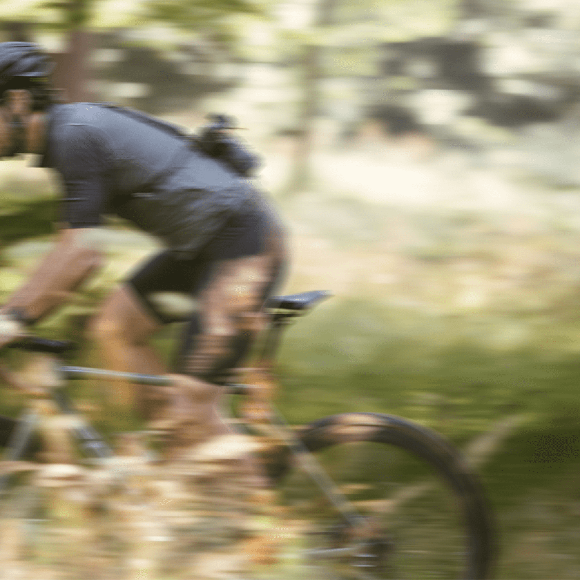 Mann auf Rennrad in Natur
