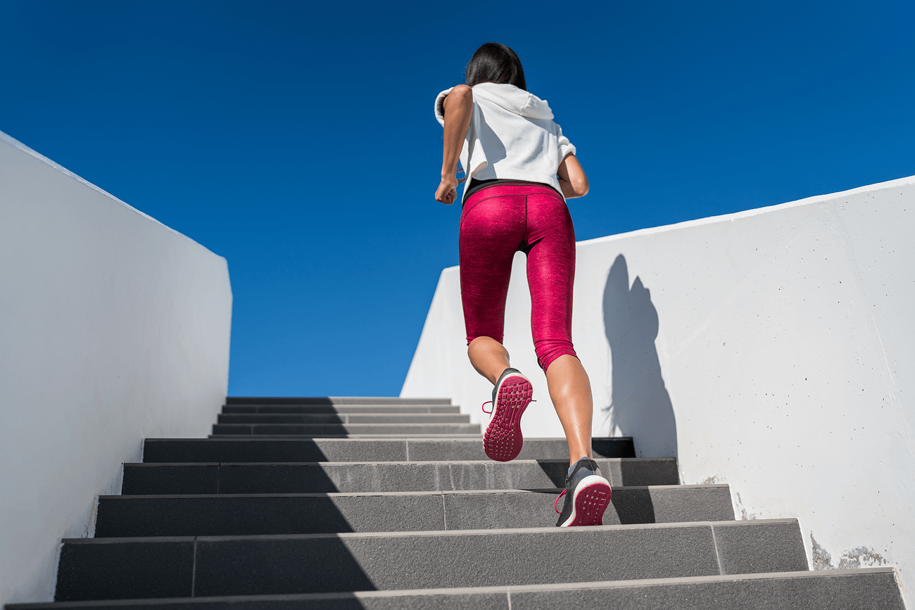 Frau die Treppen steigt, blauer Himmel, leichte Bewegung NEOaging
