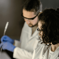 Zwei Wissenschaftler im Labor